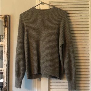 cute grey sweater!!